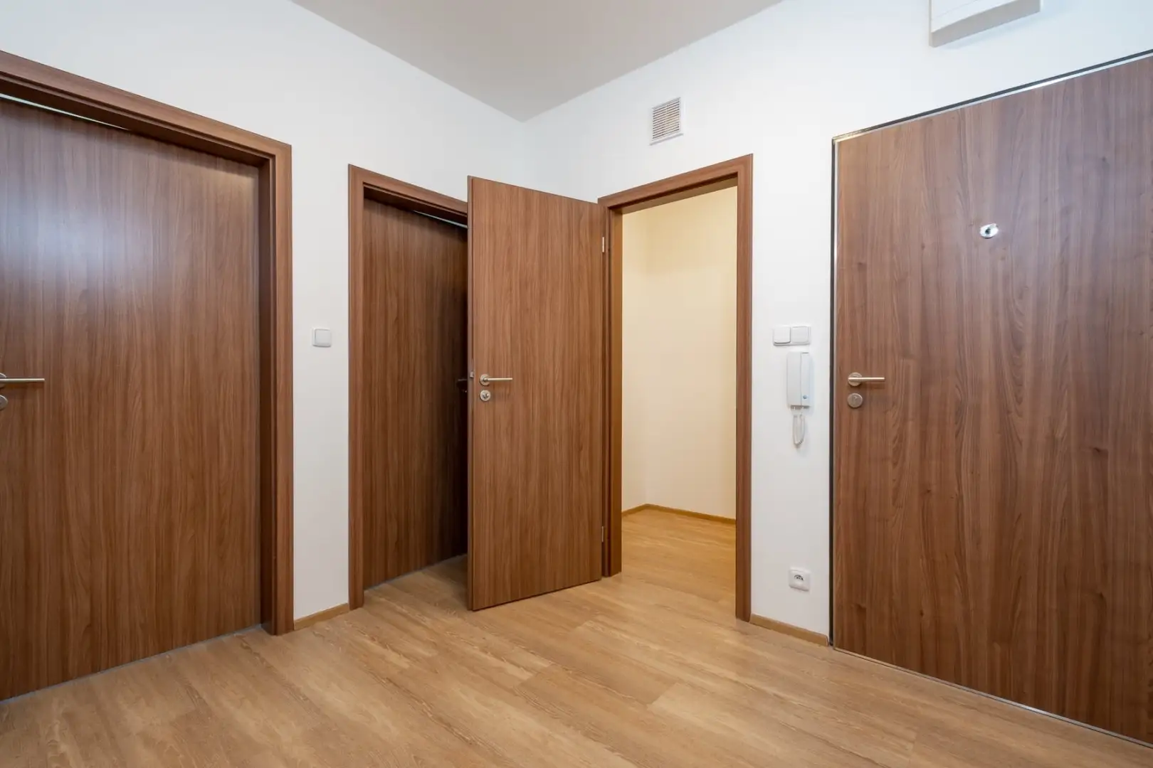 Pronájem bytu 2+kk/B/G, nezařízený, 55m², Praha 9 - Střížkov