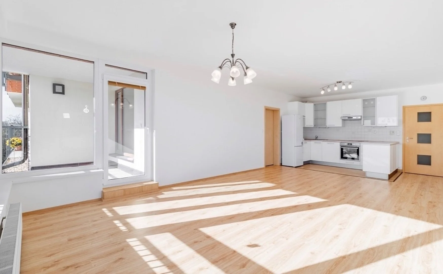 Pronájem světlého bytu 3+kk/G/L s výměrou 95 m², Praha 8