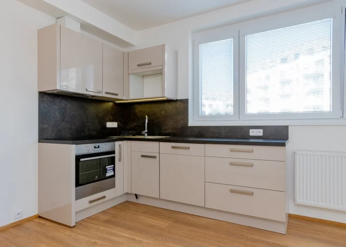 Pronájem bytu 2+kk/B/G, nezařízený, 55m², Praha 9 - Střížkov