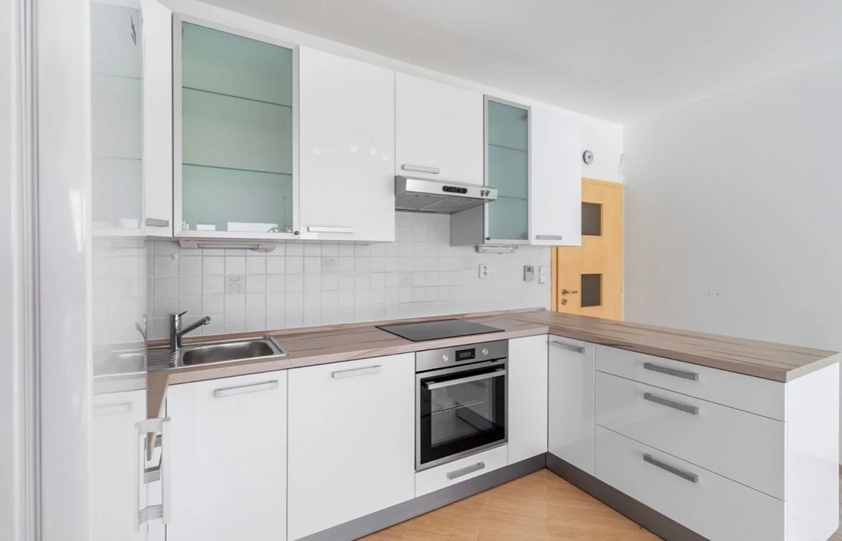 Pronájem světlého bytu 3+kk/G/L s výměrou 95 m², Praha 8