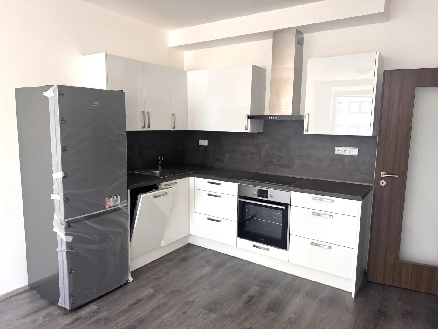 Pronájem bytu 2+kk/B, novostavba, nezařízený, Praha 9 - Střížkov