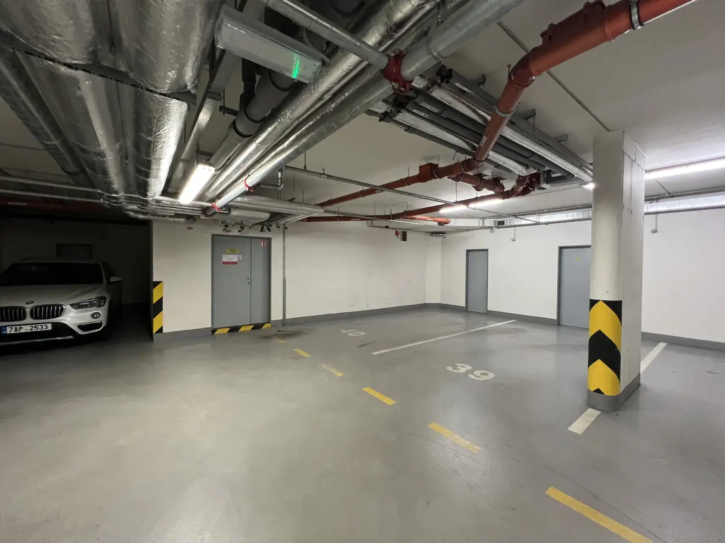 Pronájem garážové stání, 15 m² - Praha - Libeň