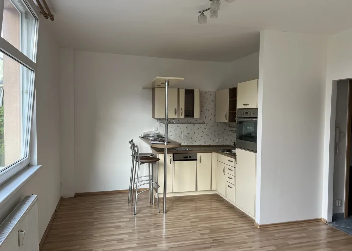 Pronájem bytu 1+kk o výměře 32m² - Praha - Hlubočepy