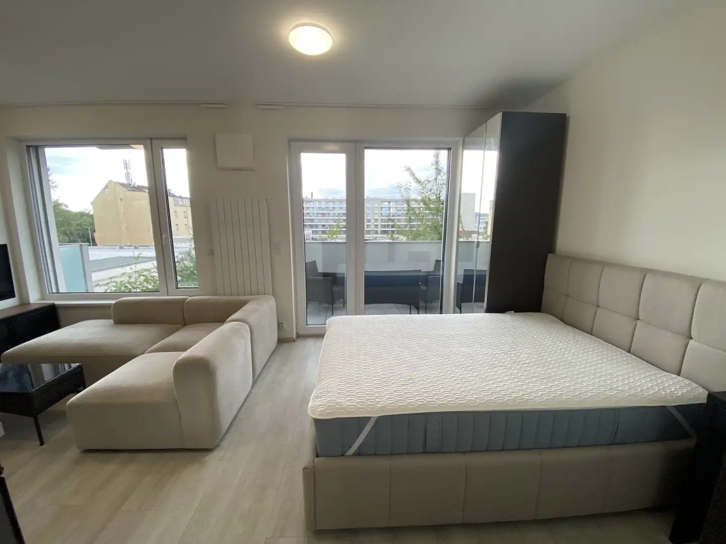 Pronájem bytu 1+kk/B, 33 m2, zařízený/nezařízený, Praha 7 - Holešovice
