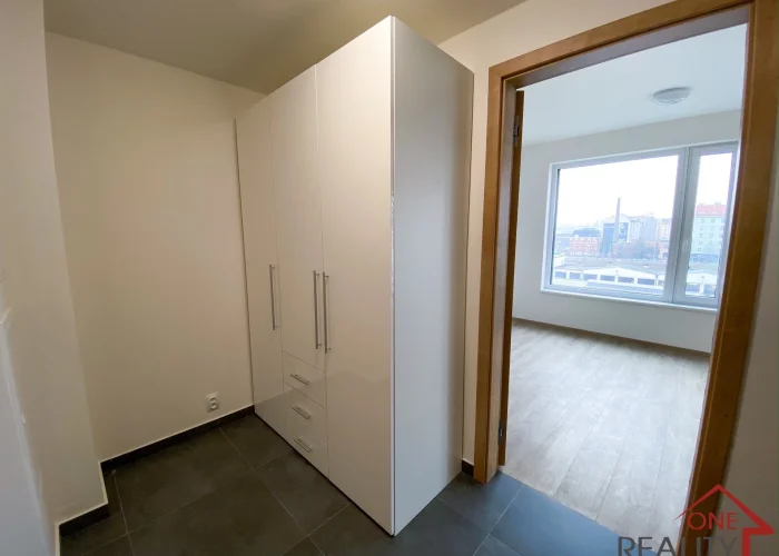 Pronájem bytu 1+kk, 33m2 s balkonem Praha Holešovice