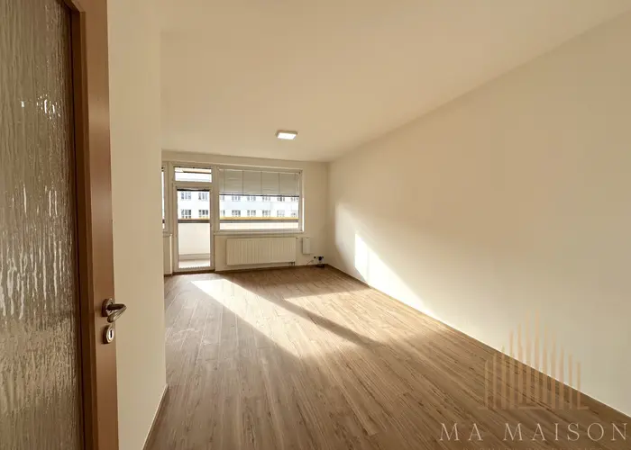 Pronájem bytu 1+kk s prostornou lodžií, ulice Poděbradská 777/9, Praha - Vysočany