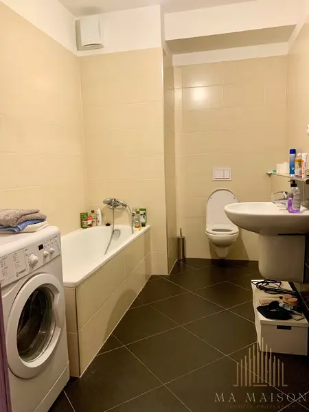 Pronájem bytu 2+kk s balkonem a garáží, ul. Pod Harfou, Praha - Vysočany