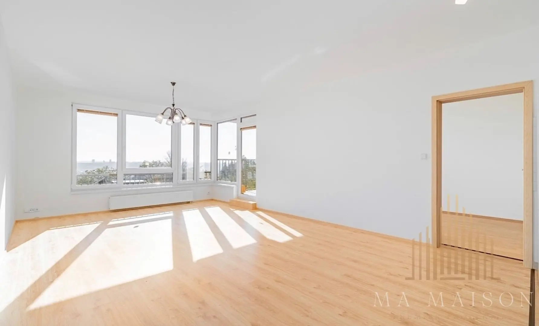 Pronájem světlého bytu 3+kk/G/L s výměrou 95 m², Praha 8