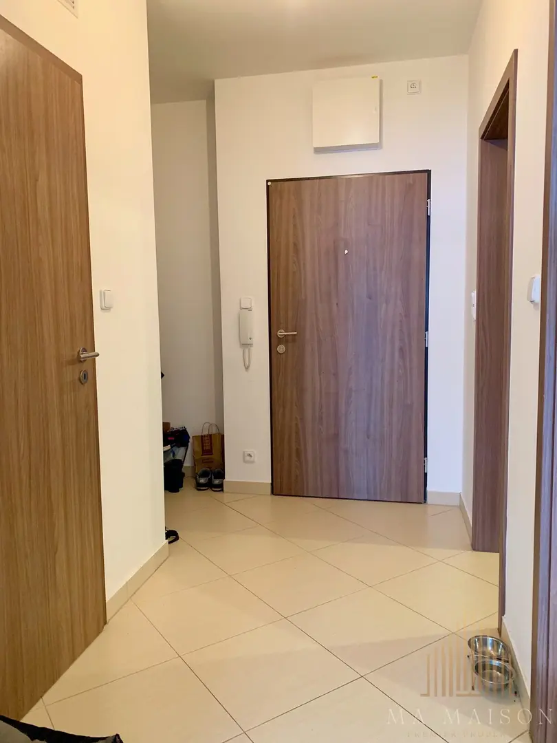 Pronájem bytu 2+kk s balkonem a garáží, ul. Pod Harfou, Praha - Vysočany