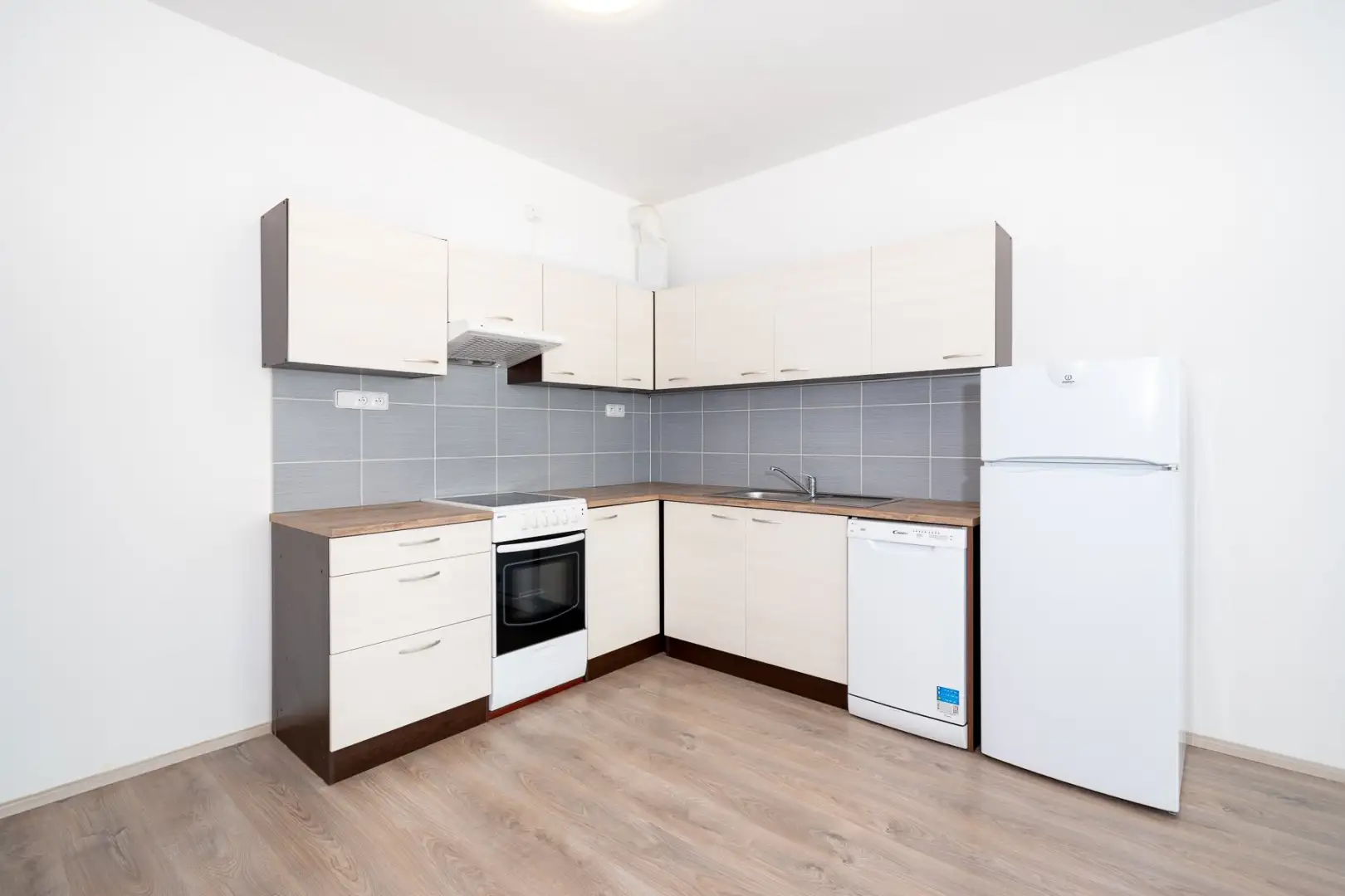 Pronájem bytu 2+kk s balkónem, ulice Honzíkova 635/6, Praha - Dolní Měcholupy