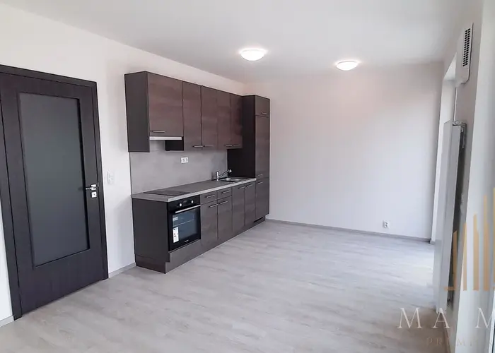 Pronájem bytu 1+kk/B, 33 m2, nezařízený, Praha 7 - Holešovice