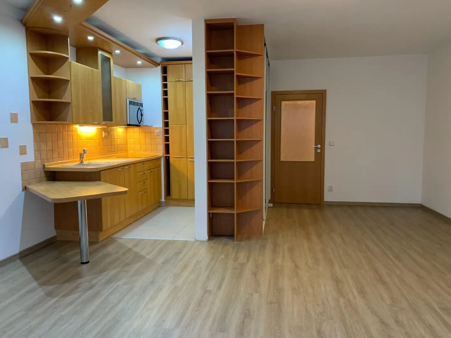 Pronájem bytu 1+kk, 42m2, balkon, garáž
