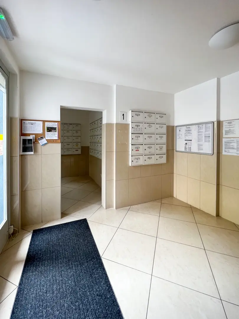 Pronájem bytu 2+kk s balkónem, ulice Hnězdenská 767/4a, Praha - Troja