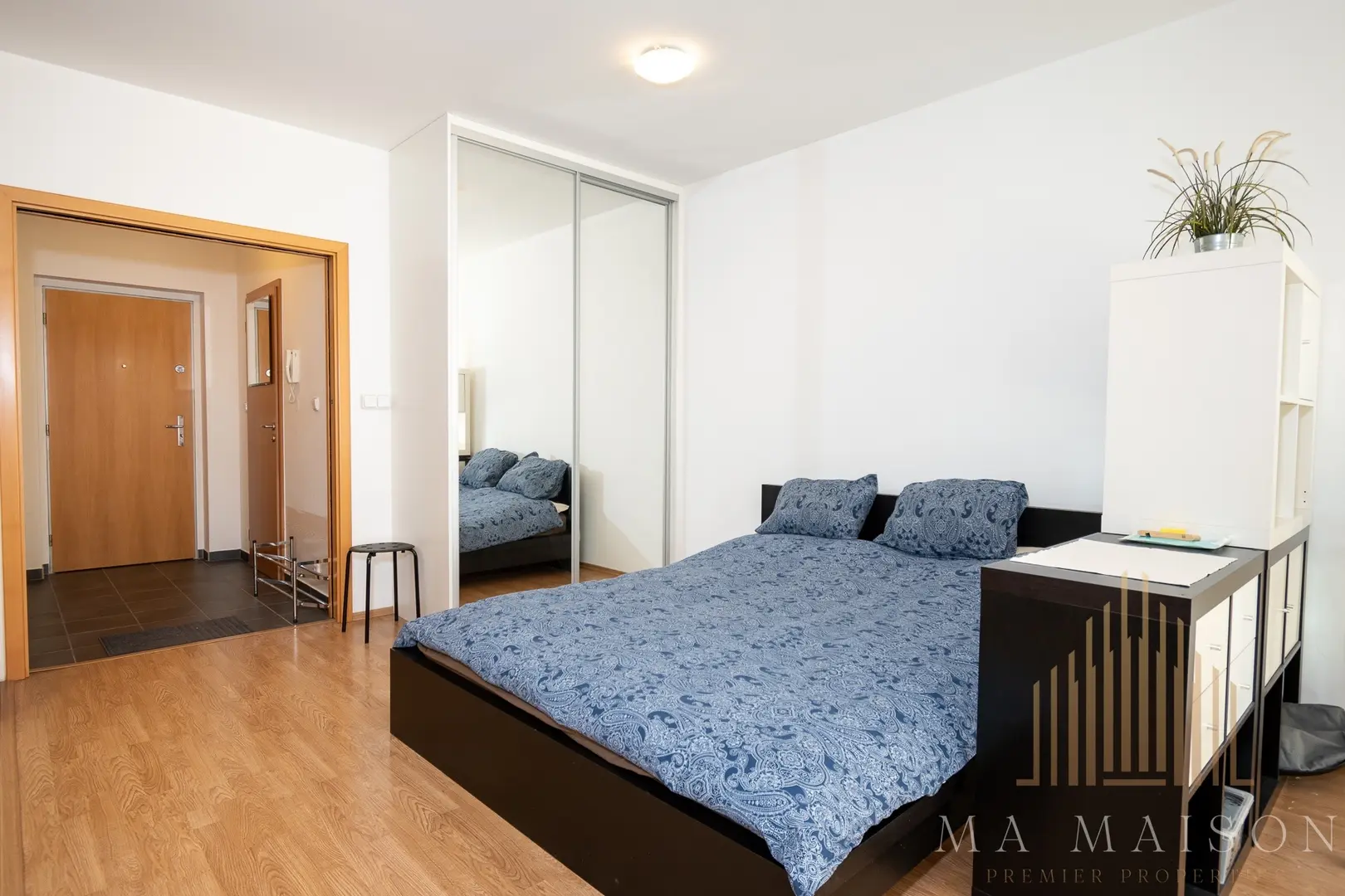 Pronájem bytu, 1kk, 47m2, s balkónem a garáží