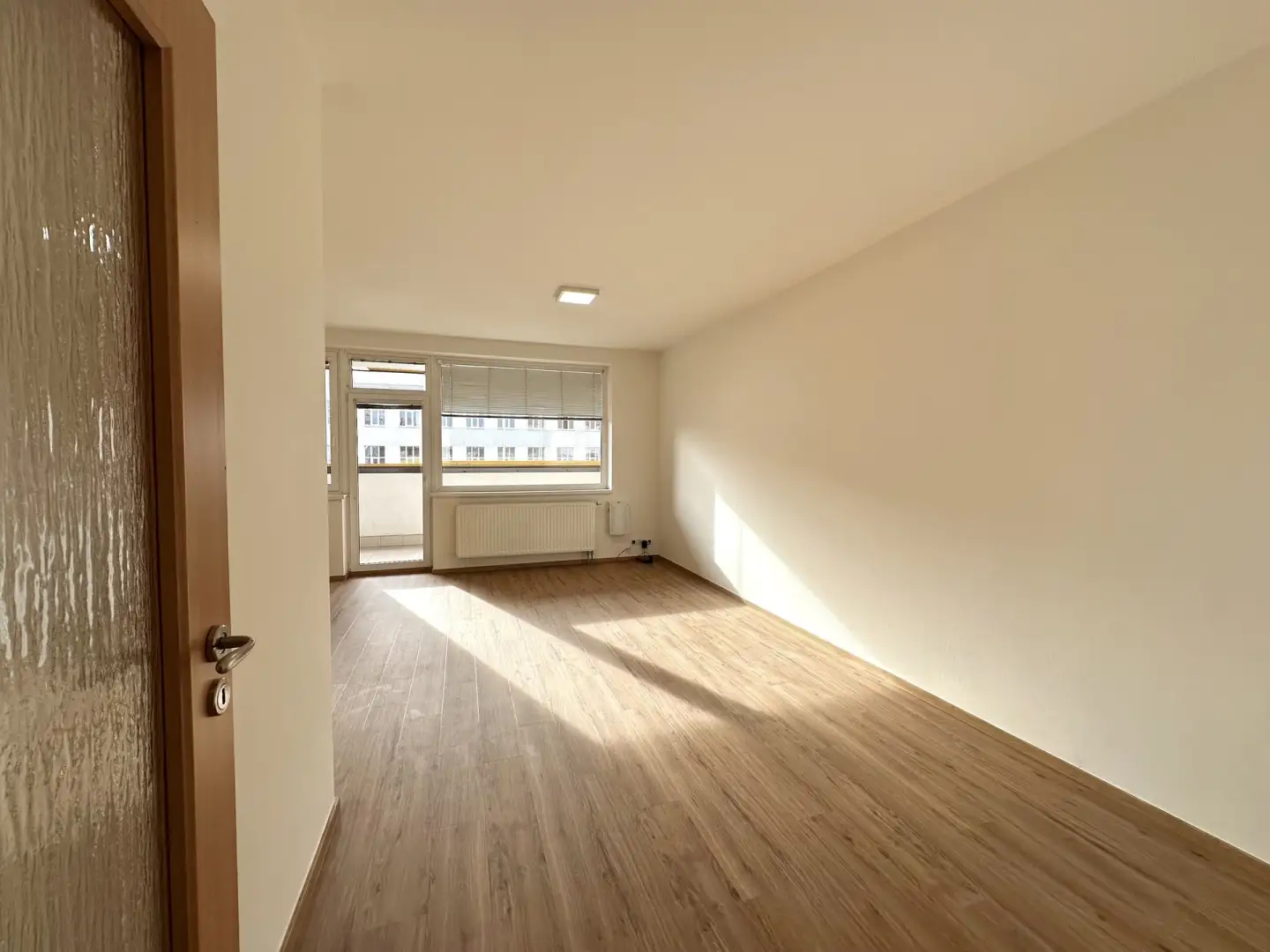 Pronájem bytu 1+kk s prostornou lodžií, ulice Poděbradská 777/9, Praha - Vysočany
