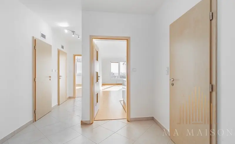 Pronájem světlého bytu 3+kk/G/L s výměrou 95 m², Praha 8