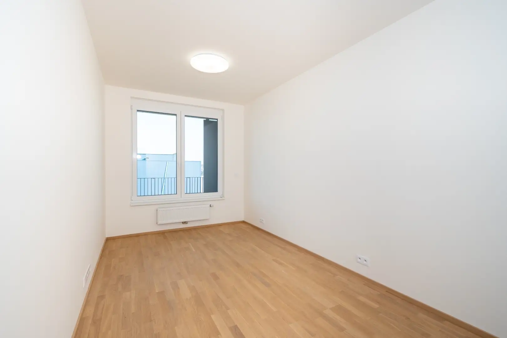 Pronájem bytu 2+kk s balkónem, ulice Smržových 1035/10, Praha - Vysočany