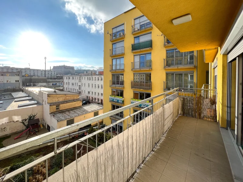 Pronájem bytu 1+kk s balkónem a garáží, ulice Na Harfě 935/5d, Praha - Vysočany