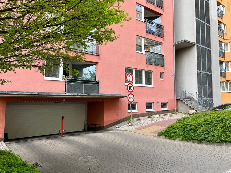 Pronájem bytu 2+kk s balkónem, ulice Hnězdenská 767/4a, Praha - Troja