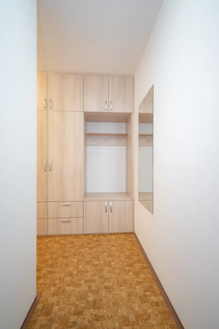 Pronájem bytu 2+kk s balkónem, ulice Hnězdenská 767/4a, Praha - Troja