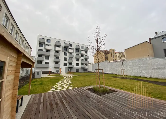 Pronájem bytu 1+kk, 33m2 s balkonem Praha Holešovice