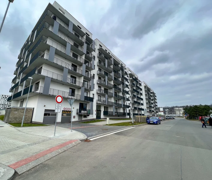 Pronájem bytu 1+kk 32 m², ulice Smržových 1035/12, Praha - Vysočany