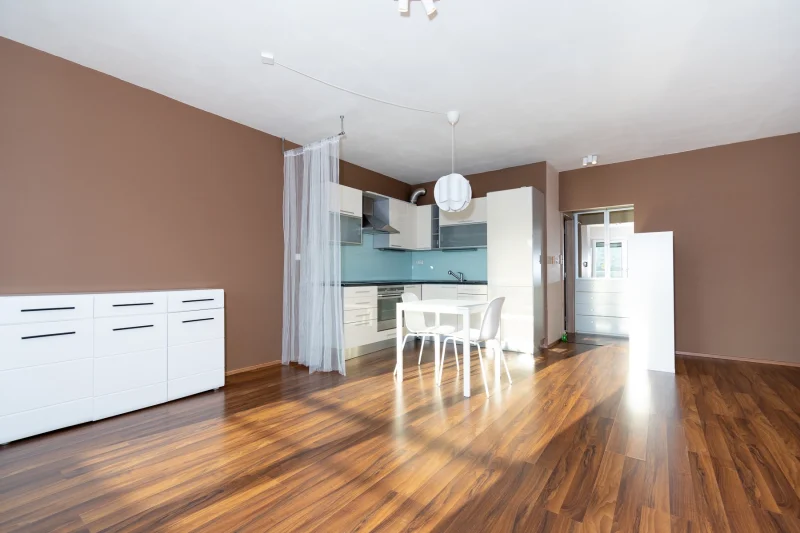 Pronájem bytu 1+kk s balkónem a garáží, ulice Na Harfě 935/5d, Praha - Vysočany