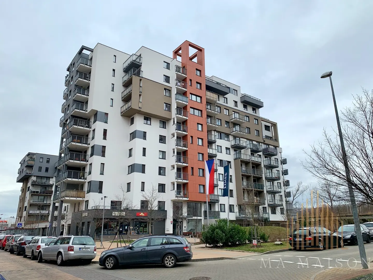 Pronájem bytu 2+kk s balkonem a garáží, ul. Pod Harfou, Praha - Vysočany