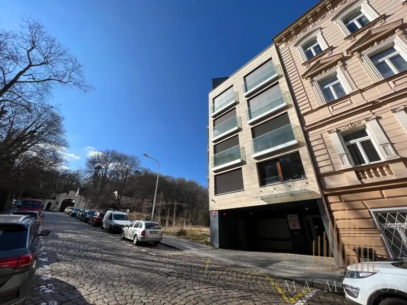 Pronájem garážového stání, ulice Mozartova 3337/14, Praha - Smíchov