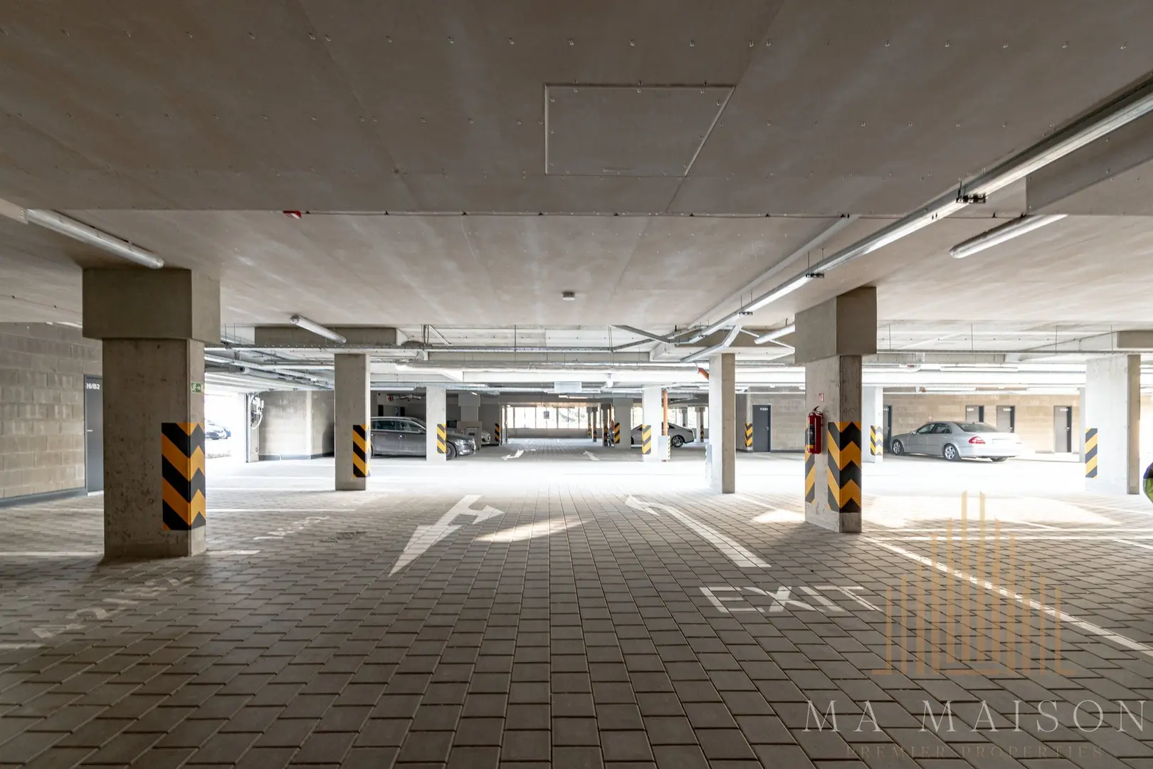 Pronájem garážového stání, 15 m² - Praha - Prosek