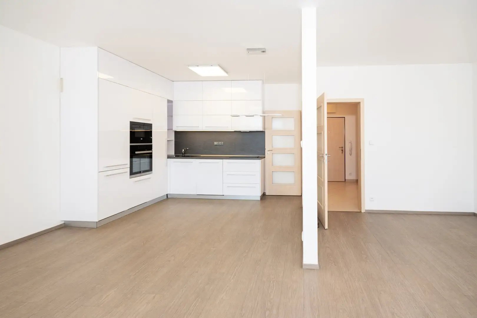 Pronájem byty 1+kk, 56 m² - Praha - Vysočany